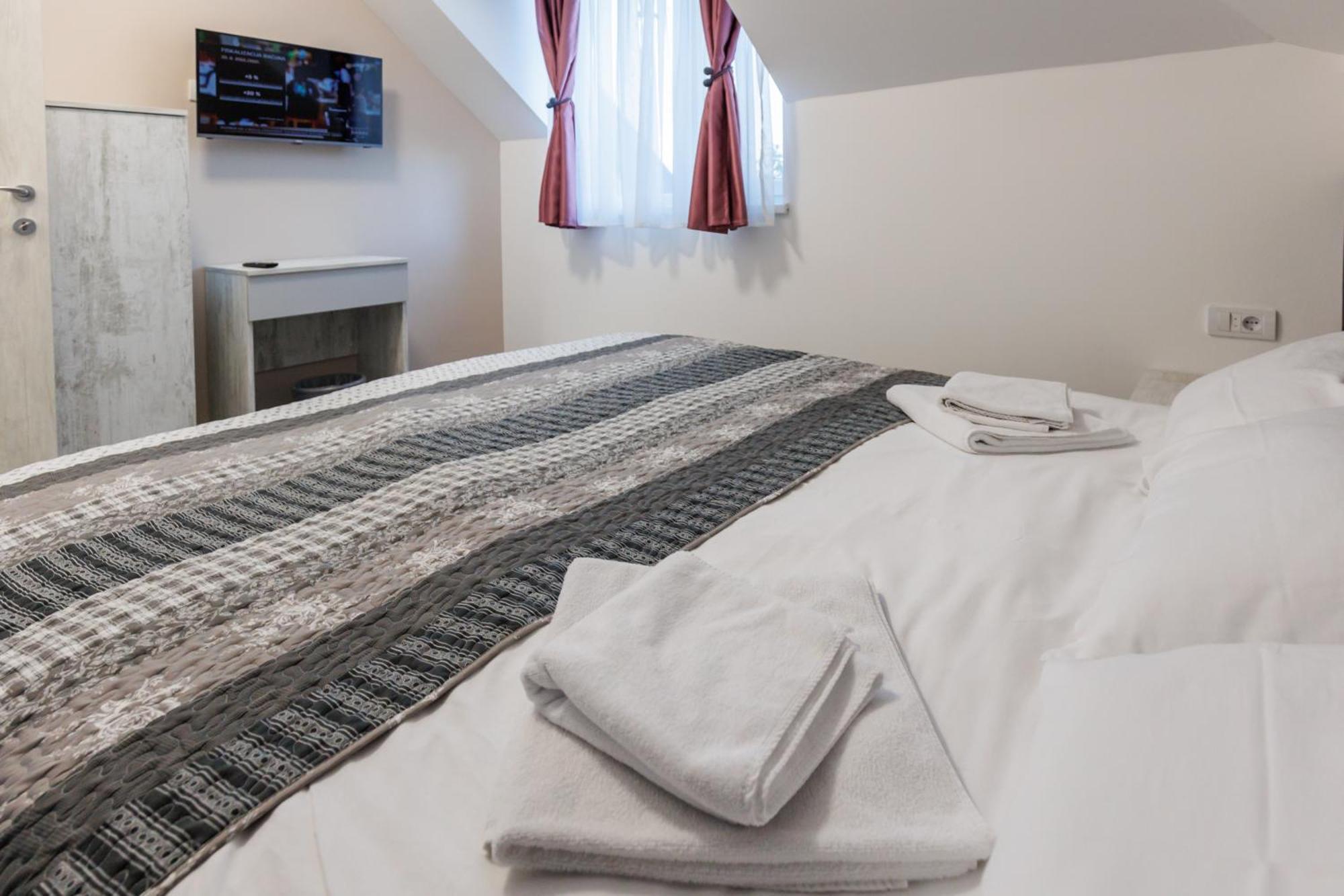 Navigator Hotel ปาลิช ภายนอก รูปภาพ