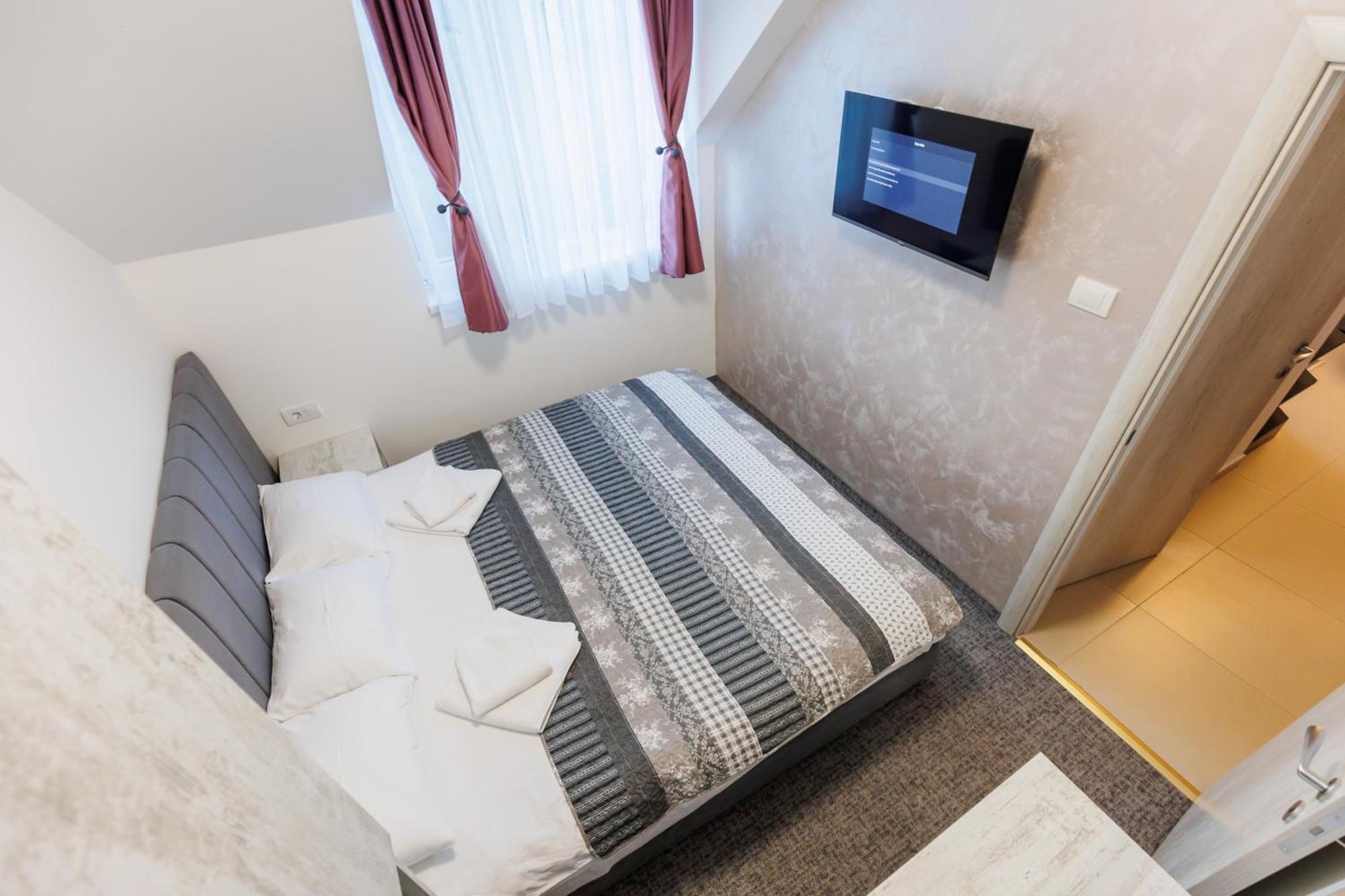 Navigator Hotel ปาลิช ภายนอก รูปภาพ